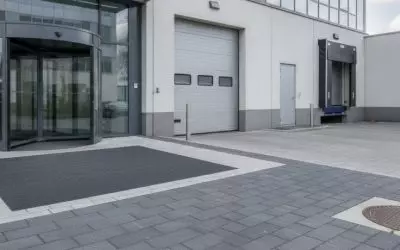 10 tips om bladeren en straatvuil rond entrees en laadperrons te beperken.