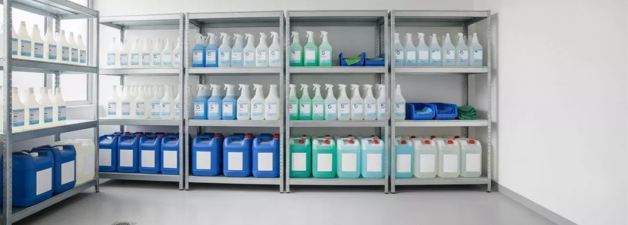 10 tips om gevaarlijke schoonmaakmiddelen veiliger op te slaan en te etiketteren. Zo richt je een professionele opslagruimte voor schoonmaakchemicaliën in