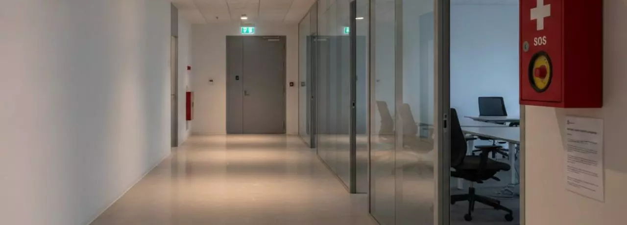 6 tips om alleenwerkende schoonmakers beter te ondersteunen bij noodsituaties. Alleenwerkende schoonmakers veilig ondersteunen bij noodsituaties