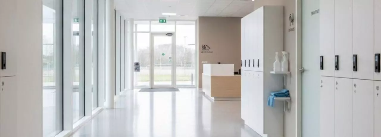 7 onboardingtips om schoonmaakmedewerkers sneller wegwijs te maken op locatie. Tip 1: Geef een vaste ontvangst en duidelijke eerste rondleiding