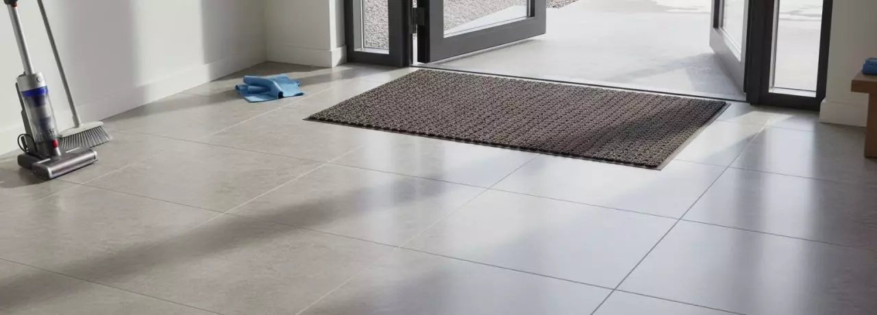 7 tips om strooizout sneller van harde binnenvloeren te verwijderen. 7 tips om strooizout sneller van harde binnenvloeren te verwijderen.