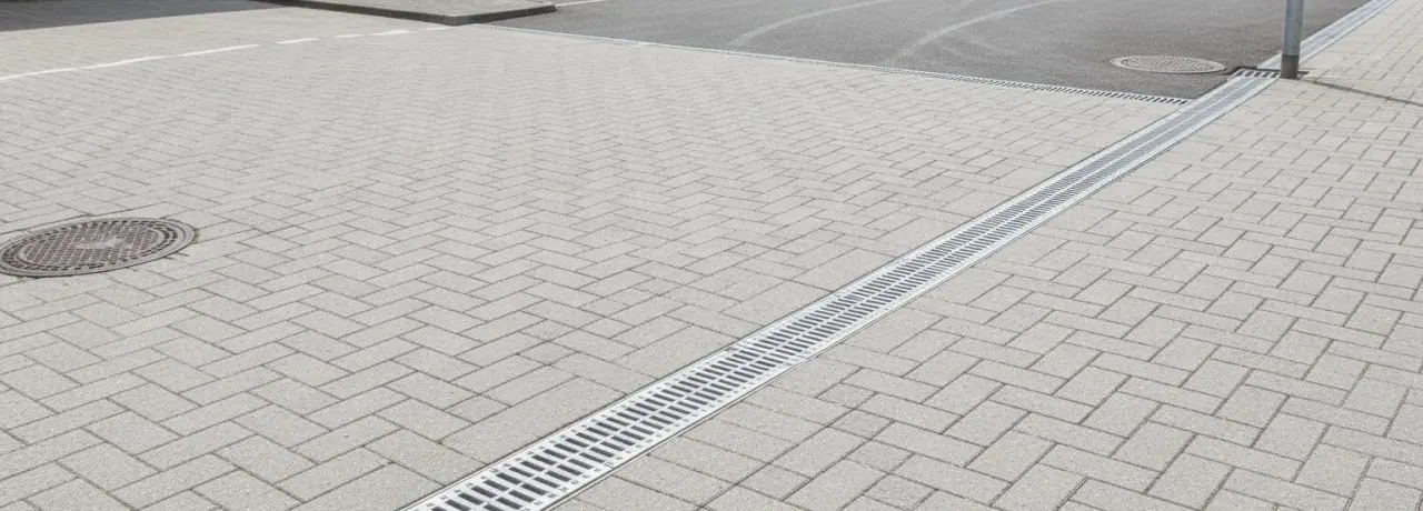 Afvoerputten blijven bruikbaar wanneer zand en blad vóór piekbuien worden verwijderd. Soorten afvoerputten en regenwaterafvoer rond je pand