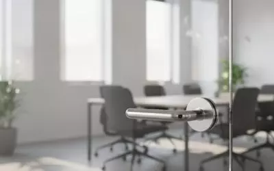 8 tips om glaswanden op kantoor langer vrij van vingerafdrukken te houden.