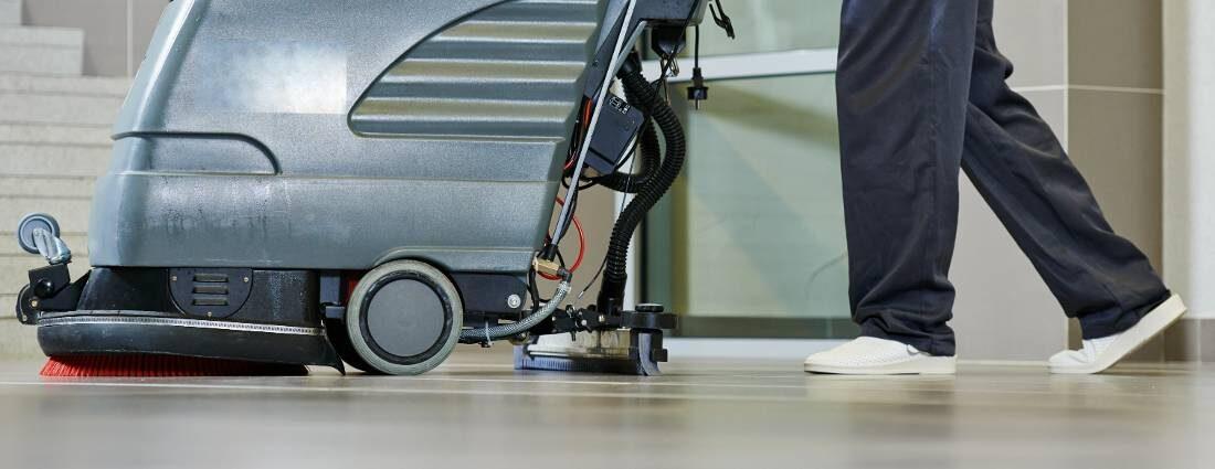 Waarom is veiligheid belangrijk bij het reinigen van zonnepanelen op daken?